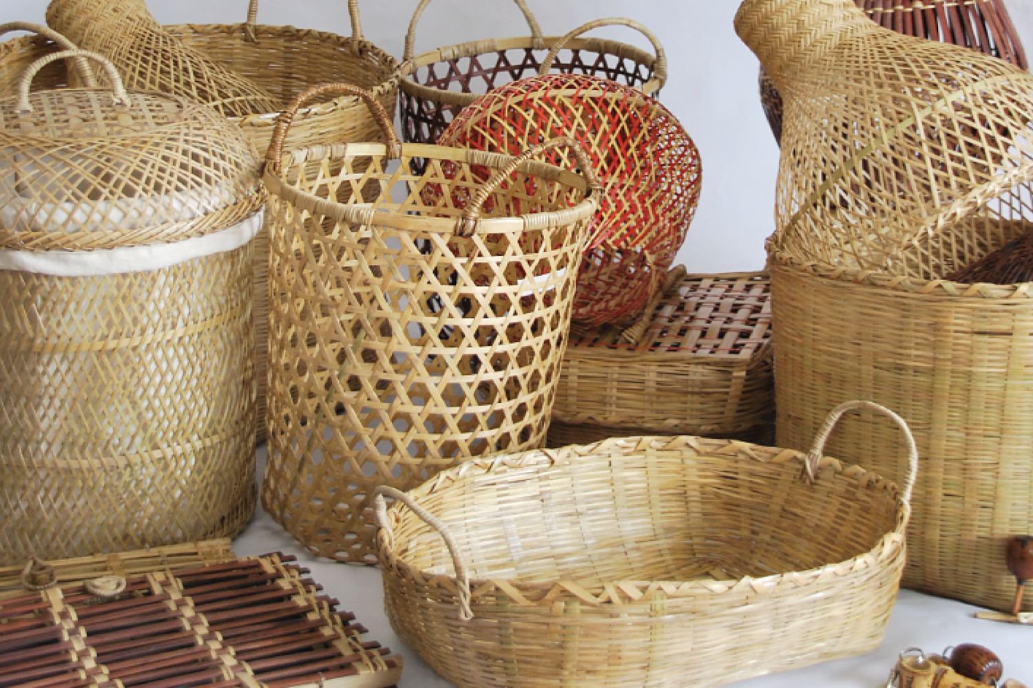 Prototipos de todos los objetos hechos con la técnica de tejido de bambú